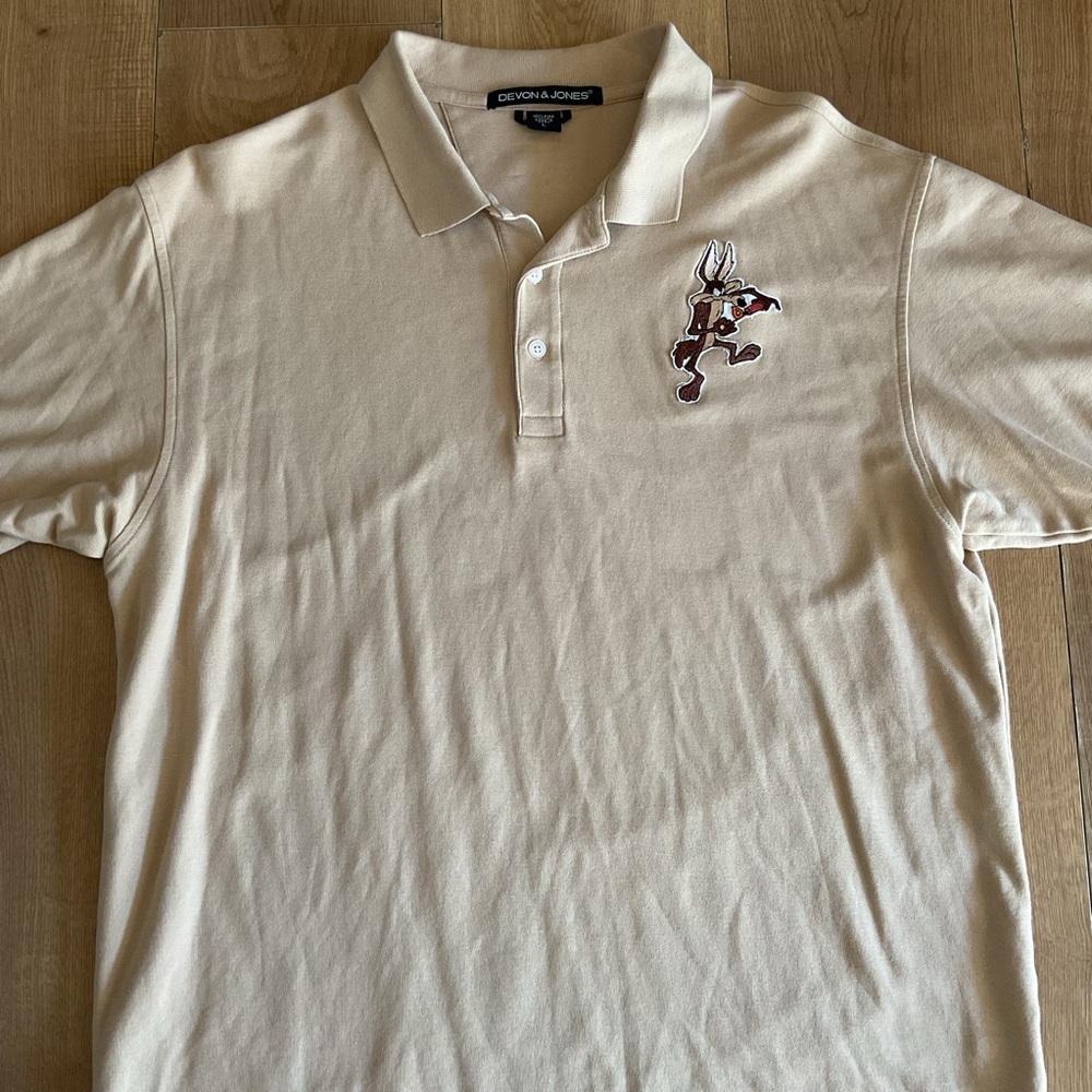 Devon & Jones Pima Cotton Polo Large Tan Wile E. Coyote Looney Tunes Embroidered - Picture 2 of 5